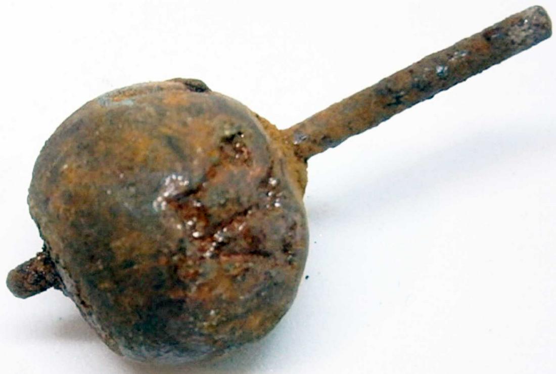 JEWISH WW2 CHILDREN GAME DREIDEL fr. LITZMANNSTADT: RARE JEWISH WW2 CHILDREN GAME DREIDEL from LITZMANNSTADT in POLAND It was very popular in Jewish families at that time. made from metal. SIZE: 32 x 15 mm. This item was obtained from a large old colle