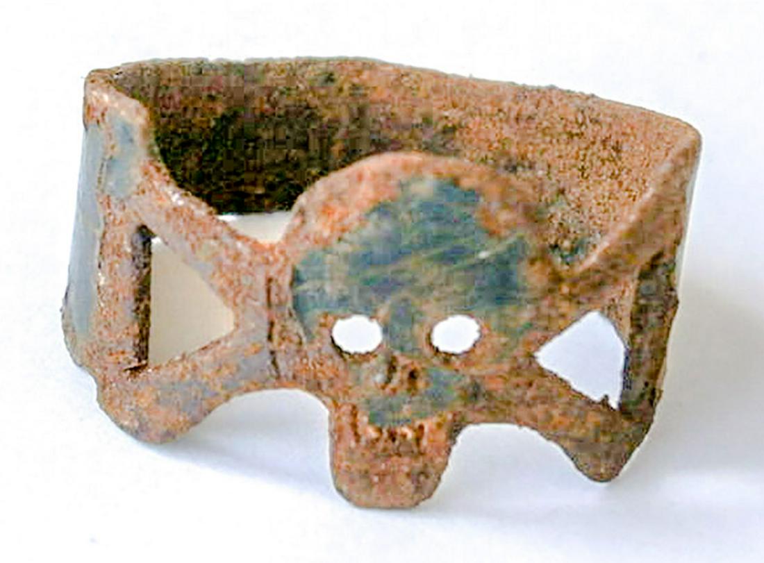 GERMAN WW2 RING w. SKULL & BONES, TRENCH ART: ORIGINAL GERMAN WW2 RING with SKULL and BONES Trench art, 1941-1945. SIZE: 25,5 x 24 x 15 mm. Very collectible item. We are selling an old collection of WW2 trench art items. The item is for historic