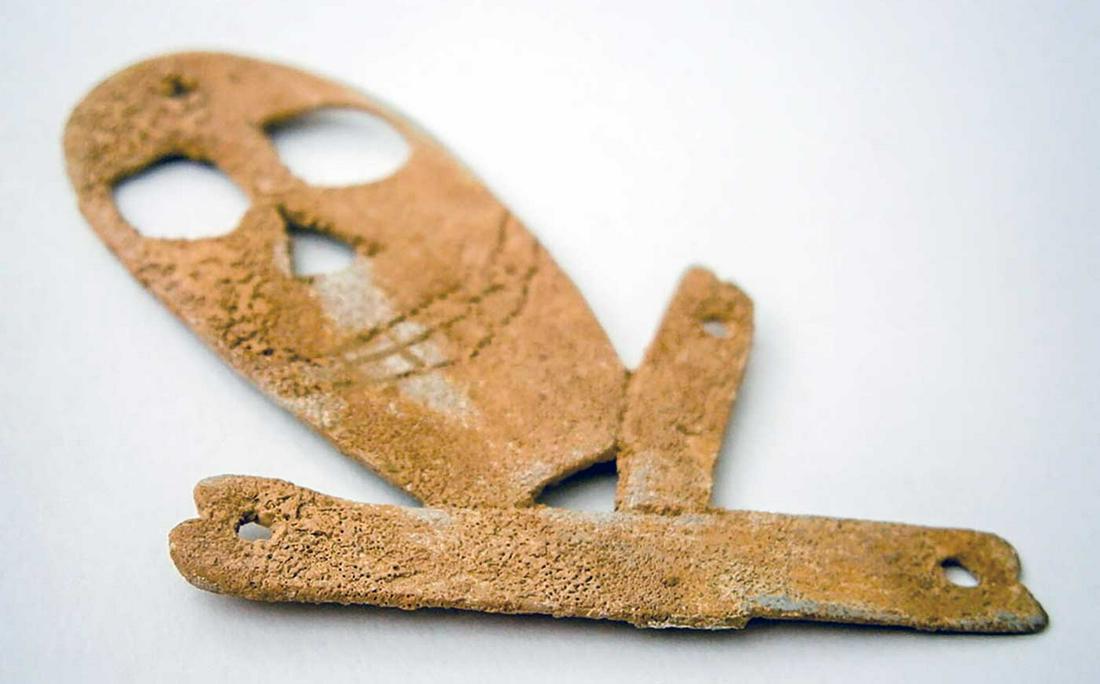 ORIGINAL GERMAN WW2 COCKADE w. SKULL and BONES: ORIGINAL GERMAN WW2 COCKADE with SKULL and BONES Trench art. SIZE: 65 x 42 mm (2 5/8 x 1 2/3 inches). Very collectible item. Original, not reproduction. From real old collection! The item is for histo