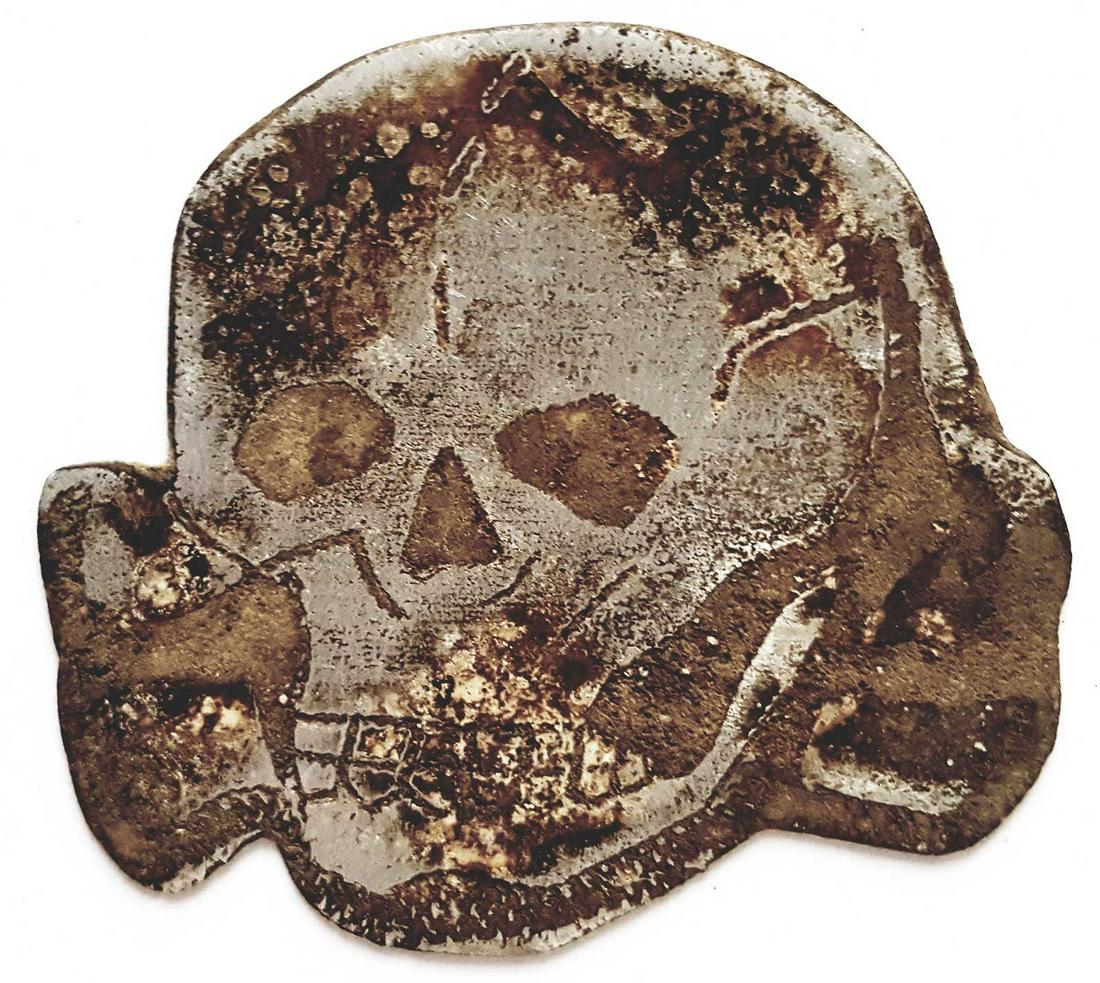 ORIGINAL GERMAN WW2 BADGE SKULL & BONES: ORIGINAL GERMAN WW2 BADGE SKULL and BONES, TRENCH ART For Special Forces. SIZE: 45 x 40 mm (1 3/4 x 1 1/2 inches). Very collectible item. We are selling an old collection of WW2 trench art items. Orig