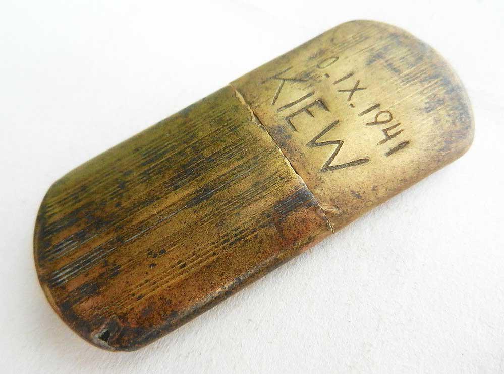 GERMAN WW2 LIGHTER w. INSCRIPTION, KIEW 1941: GERMAN WW2 LIGHTER with INSCRIPTION, KIEW, 1941 The lighter has Inscription in German: 10. IX. 1941, KIEW. Bronze, WW2 trench art. Size 68 x 31 x 6 mm. The item is for historic museum or private colle
