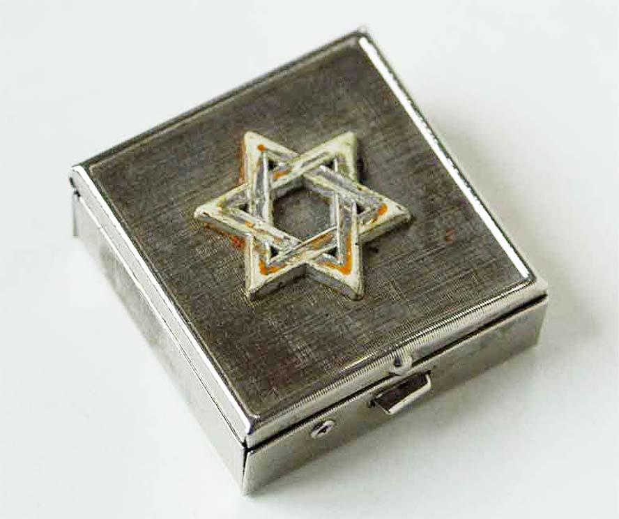 JEWISH WW2 BOX for PILLS w. STAR of DAVID: RARE JEWISH WW2 BOX for PILLS with STAR of DAVID from WARSAW GHETTO Working properly. It was bought from a Jewish family estate sale in Europe many years ago. As owner said th