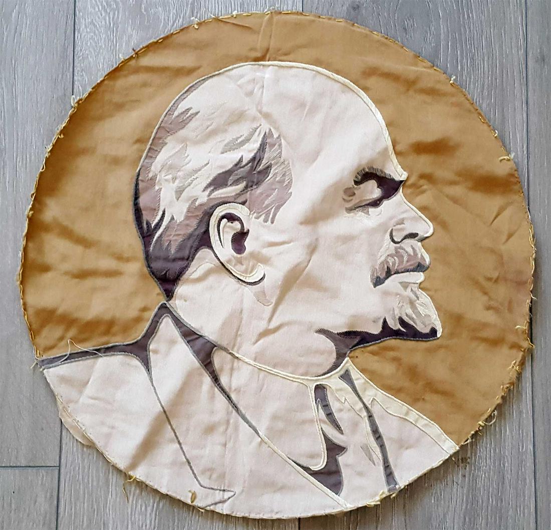 RUSSIAN WW2 PORTRAIT V.LENIN from REGIMENTAL FLAG: RARE RUSSIAN WW2 PORTRAIT V. LENIN from REGIMENTAL FLAG Hand embroidered. This part of flag was took by German soldier during WW2. SIZE: 430 x 430 mm (16.9 inches). The item has passed very important 