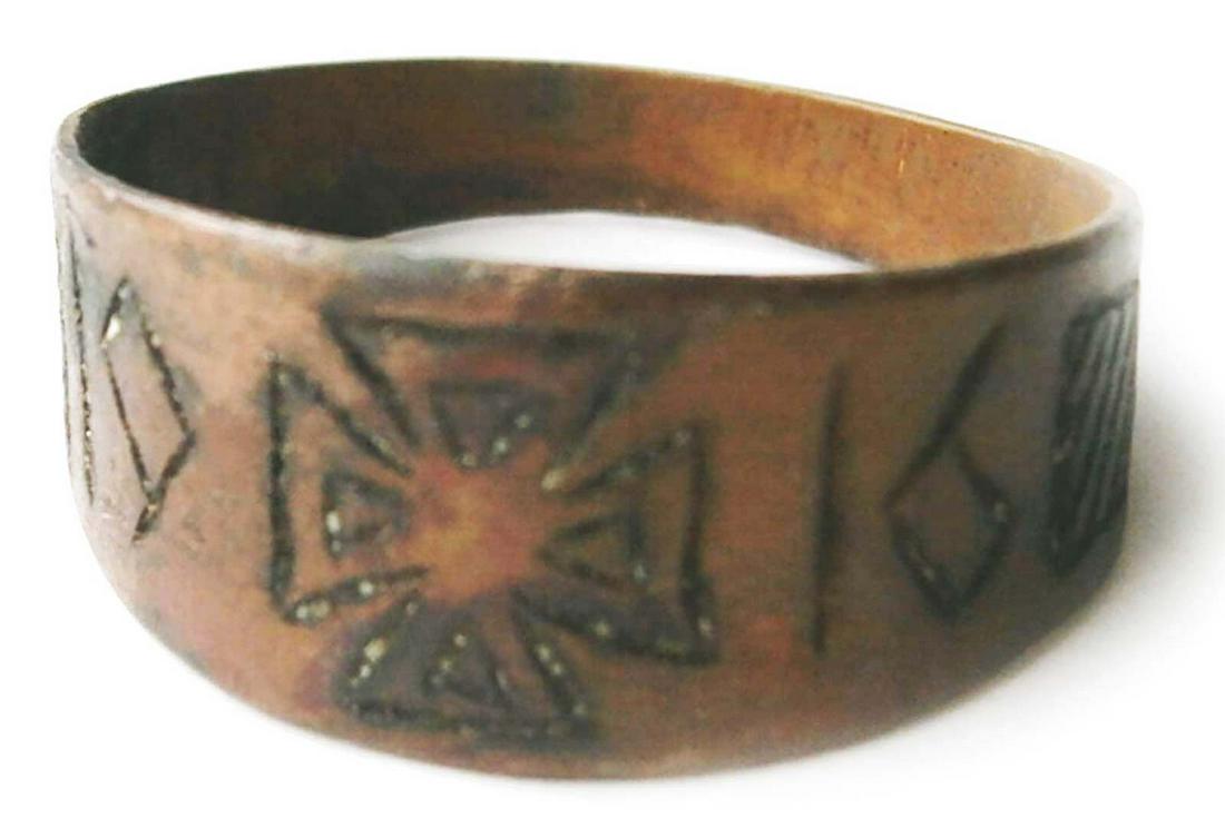 GERMAN WW1 RING w. IRON CROSS, TRENCH ART 1916: ORIGINAL GERMAN WW1 RING with IRON CROSS, TRENCH ART, 1916 It is engraved with Iron Cross and year 1917. Made from ROUND Cartridge SHELL. We are selling an old collection of WW1 and WW2 trench art ite