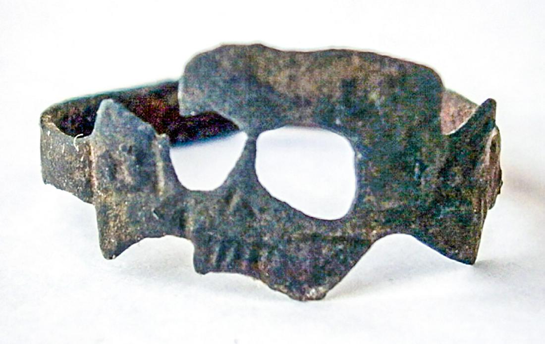 GERMAN WW2 RING w. SKULL & BONES, OSTFRONT (1 of 11)