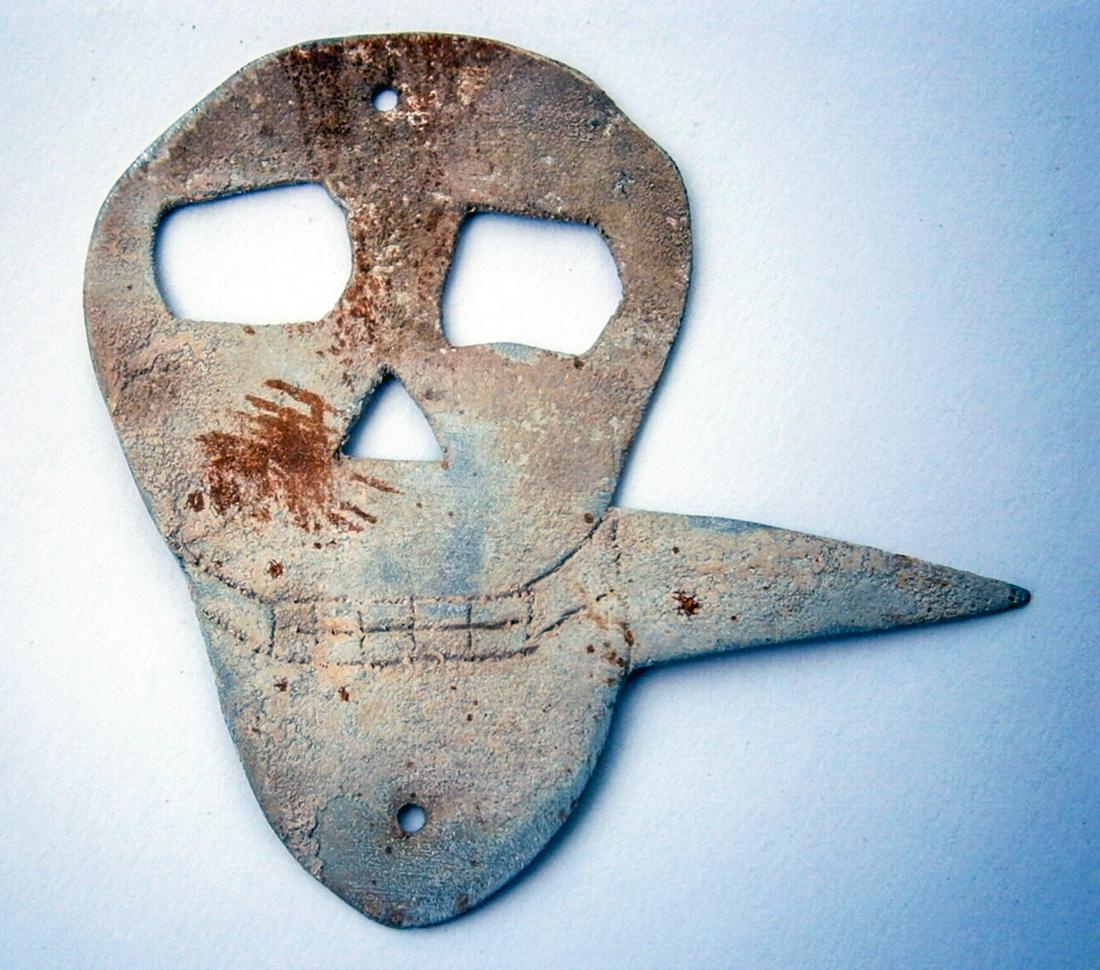 GERMAN WW2 COCKADE w. SKULL & BONES, OSTFRONT: ORIGINAL GERMAN WW2 COCKADE with SKULL and BONES, OSTFRONT 1941 Trench art. Original, not reproduction. Hand made, very nice job. SIZE: 76 x 71 mm. Please note: last image is for sample only. ESTIMATE