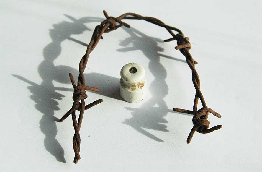 GERMAN WW2 ISOLATOR ELECTRIC FENCE & WIRE fr. KL, KZ: GERMAN WW2 ISOLATOR ELECTRIC FENCE and WIRE from KL, KZ Please note: last image is for sample only. Selling on consignment. ESTIMATE PRICE: $300 - $400. HISTORY of SALES: A few years ago German WW2 is