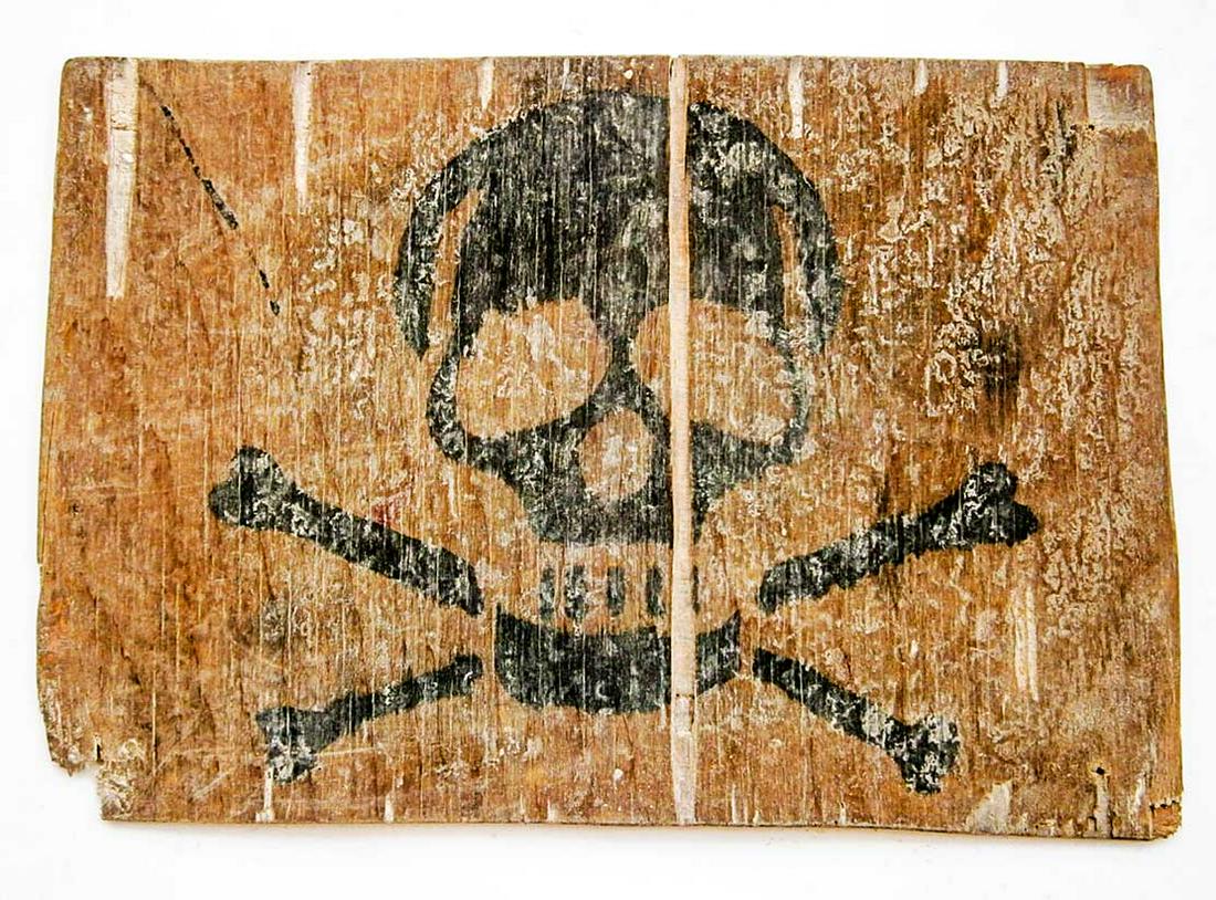 ORIGINAL GERMAN WW2 STOP SIGN w. SKULL & BONES: RARE ORIGINAL GERMAN WW2 STOP SIGN with SKULL and BONES Rare historical item. Original, not reproduction. The item is perfect for museum or private collection. SIZE: 258 x 180 x 4 mm. Please note: las