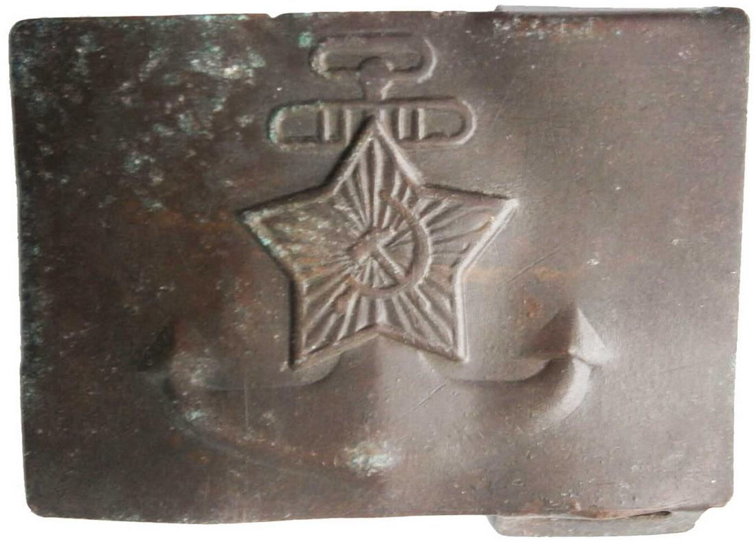 RUSSIAN USSR NAVY BELT BUCKLE: RUSSIAN USSR NAVY BELT BUCKLE Soviet navy belt buckle. From real old collection! The item is for historic museum or private collection. Please note: last image is for sample only. SIZE: 70 x 53 x 10 m
