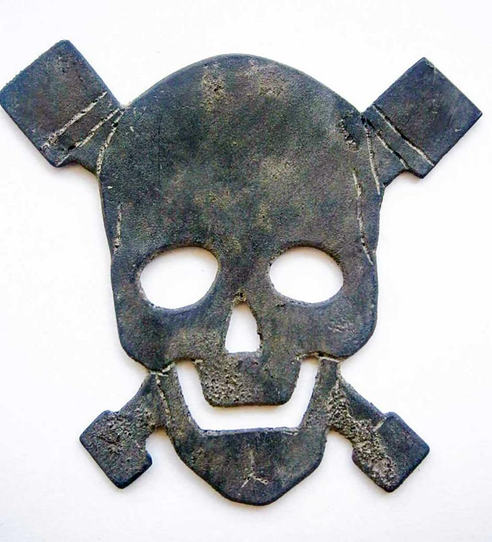 GERMAN WW2 COCKADE w. SKULL & BONES and GRENADES: GERMAN WW2 COCKADE with SKULL and BONES and GRENADES Trench art, 1941-1945, from special troop. CONDITION: The item is described to the best of our knowledge. Please refer to pictures and email with a