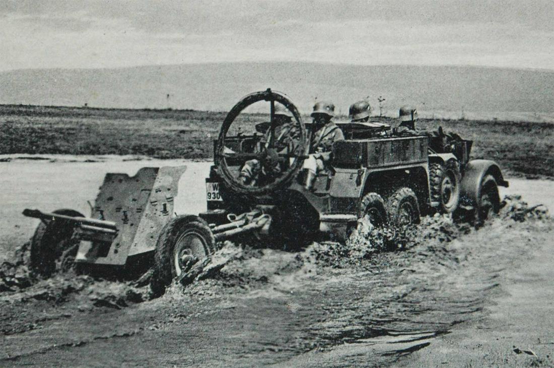 GERMAN WW2 WEHRMACHT POSTCARD (1 of 7)