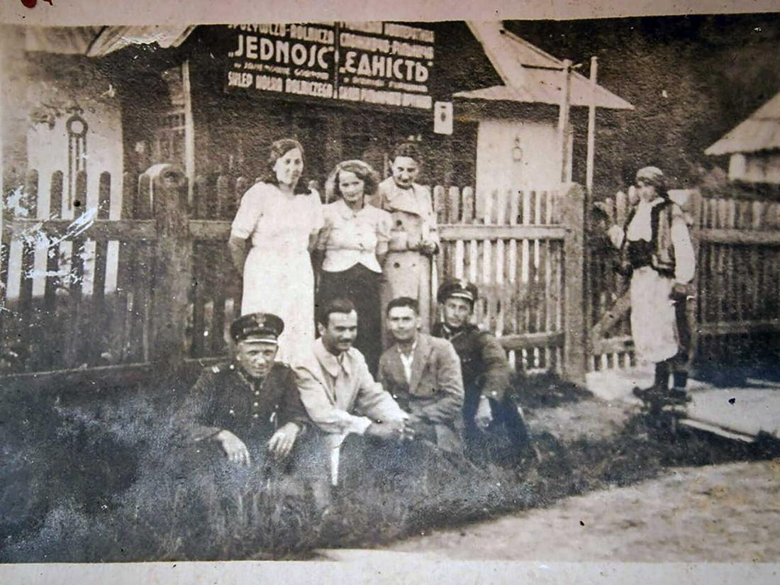 WW2 POLISH PHOTO ORGANISATION JEDNOSC in UKRAINE: WW2 POLISH PHOTO ORGANISATION JEDNOSC in UKRAINE, 1936-1939 Rare photo for that period of history. This item was obtained from a large old collection in Europe. CONDITION: The item is described to the
