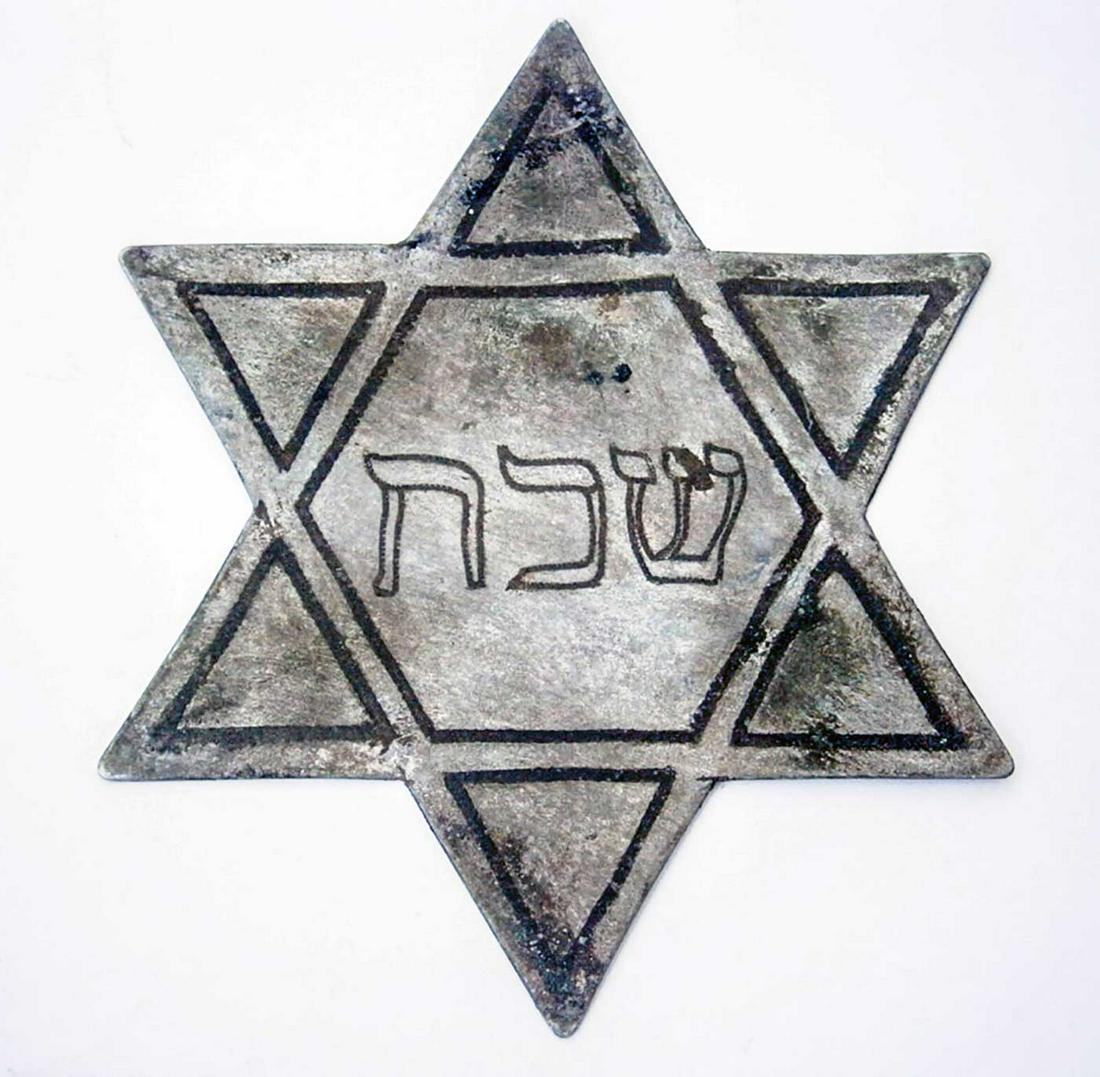 JEWISH WW2 STAR of DAVID, GHETTO LEMBERG LVIV: RARE JEWISH WW2 STAR of DAVID from GHETTO in LEMBERG - LVIV (POLAND - UKRAINE), 1941 The star is made from aluminum and has an Inscription in Hebrew. CONDITION: The item is described to the best of ou