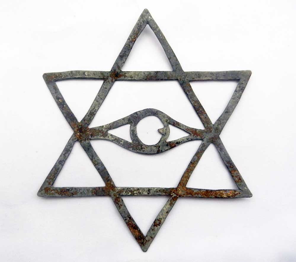 JEWISH WW2 STAR of DAVID w. EYE of PROVIDENCE, MASONIC: RARE JEWISH WW2 STAR of DAVID with EYE of PROVIDENCE, MASONIC Masonic Style, from LITZMANNSTADT in POLAND. CONDITION: The item is described to the best of our knowledge. Please refer to pictures and e