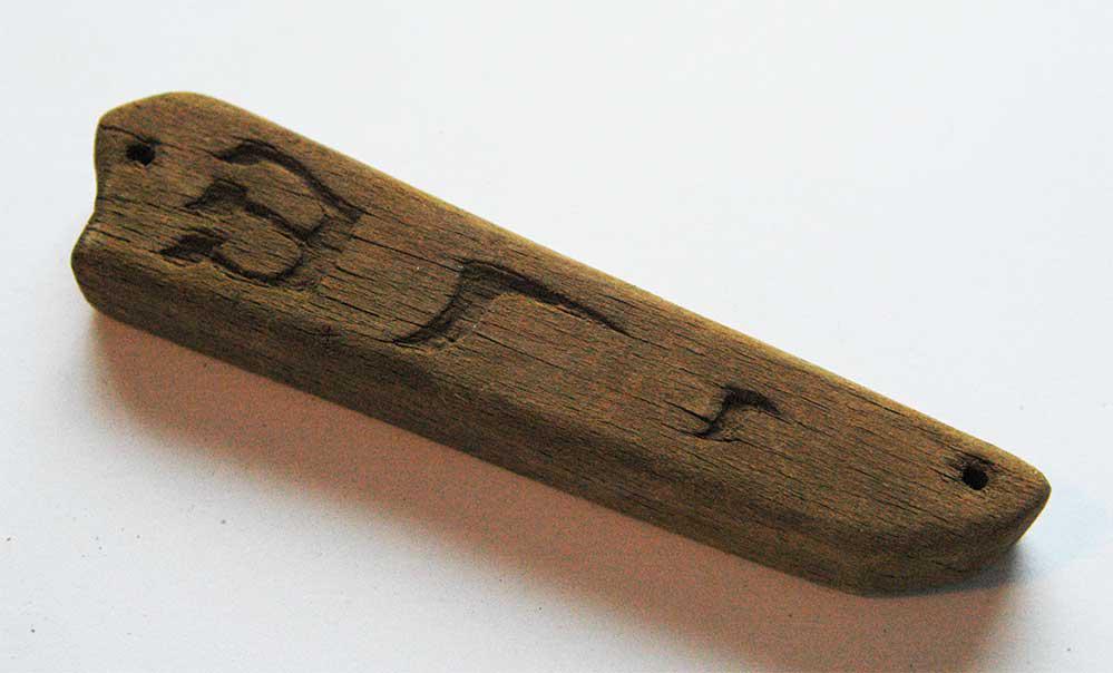 JEWISH WW2 MEZUZAH w. MENORAH fr. KRAKOW, 1941: JEWISH WW2 MEZUZAH with MENORAH from KRAKOW in POLAND, 1941 From real old collection! The item is for historic museum or private collection. CONDITION: The item is described to the best of our knowled