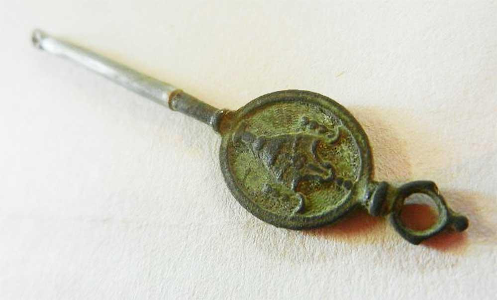 OLD JEWISH YAD POINTER for THORA fr. MEDIEVAL PERIOD: OLD JEWISH YAD POINTER for THORA from MEDIEVAL PERIOD Pointer for Thora is made from Metal, Carving and has MEDIEVAL Period motive. Very nice job. CONDITION: The item is described to the best of our k