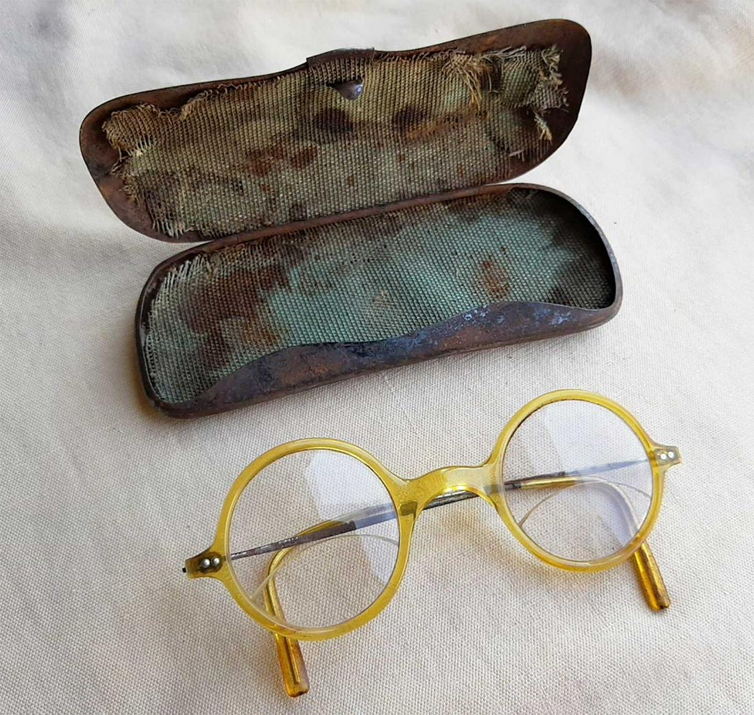 RARE JEWISH WW2 GLASSES fr. LITZMANNSTADT: RARE JEWISH WW2 GLASSES from LITZMANNSTADT in POLAND, 1940-1944 The glasses was belonged to Johann R. - please look at his ID (selling on other auction). Cased with label. This item was obtained from