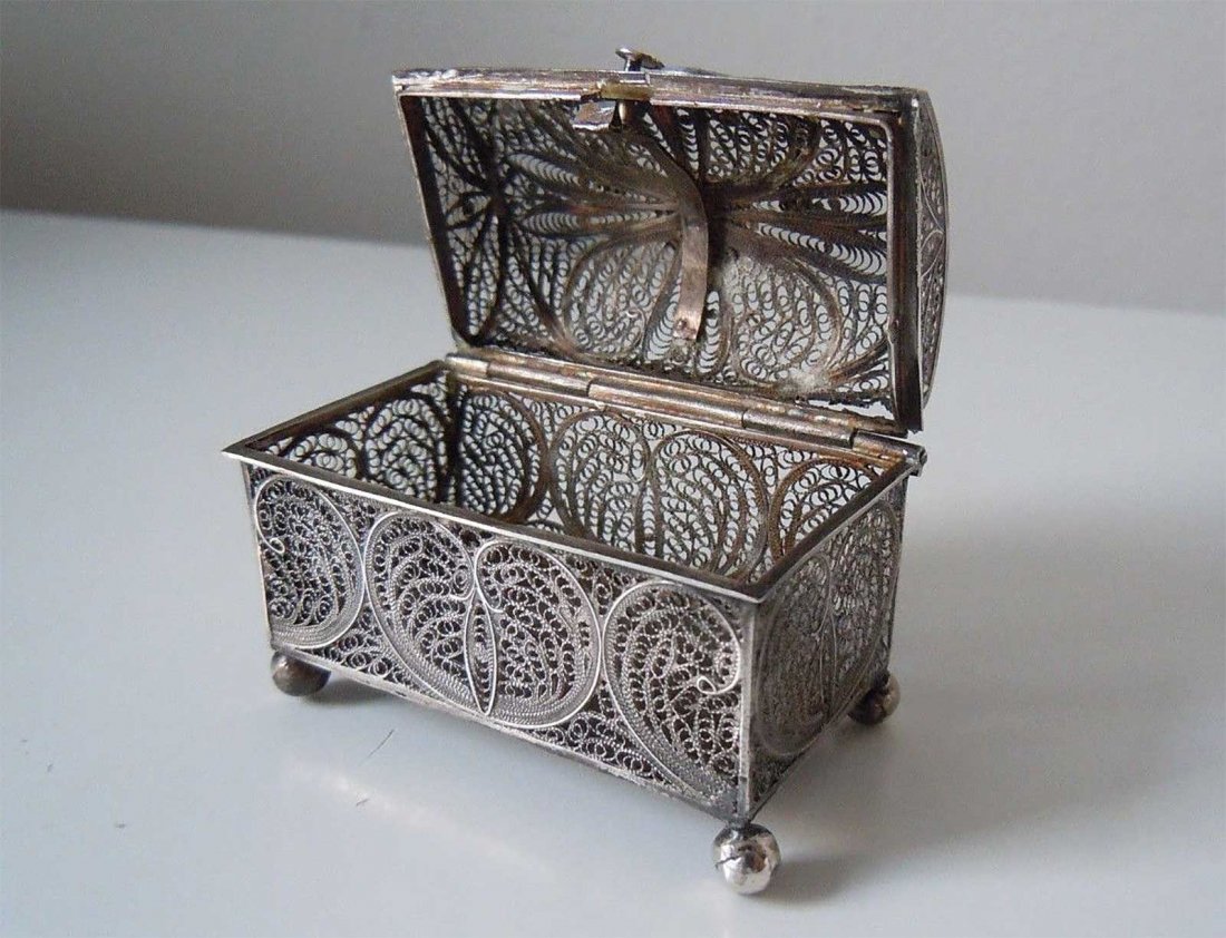 RARE RUSSIAN SILVER FILIGREE CHEST, MARKED: RARE RUSSIAN SILVER FILIGREE CHEST, MARKED Silver filigree chest. Very nice and complicated job. The chest has a hallmarks: 84 for silver and IE3 in Russian for workshop. CONDITION: The item is descri