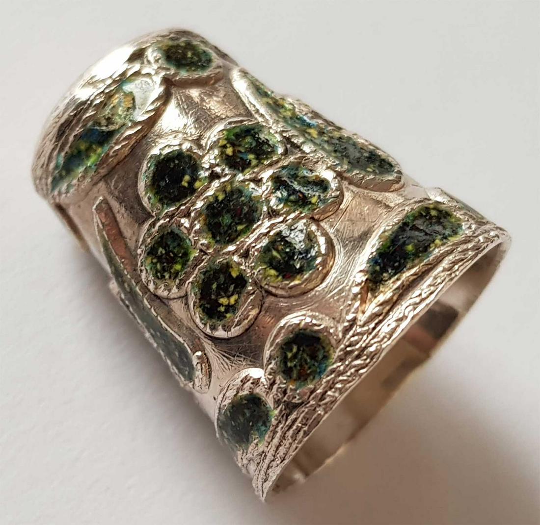 SILVER ENAMEL THIMBLE, COLLECTIBLE and ATTRACTIVE: SILVER ENAMEL THIMBLE, COLLECTIBLE and ATTRACTIVE Marked for silver. We are selling a collection of thimbles - please see the image. CONDITION: The item is described to the best of our knowledge. Plea
