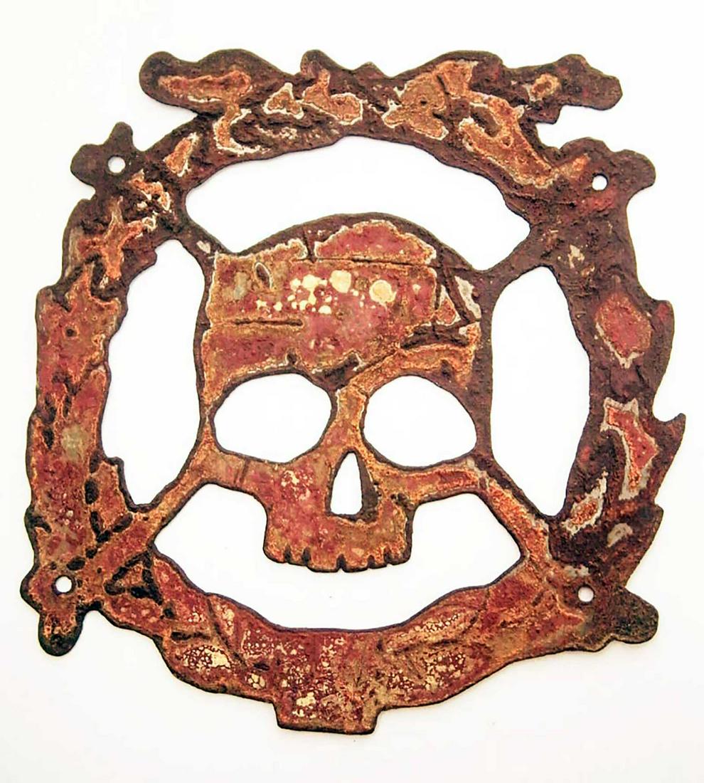 GERMAN WW2 COCKADE w. SKULL & BONES for HELMET M35: GERMAN WW2 COCKADE with SKULL and BONES for HELMET M35, 1941-1945 Trench art. This item was obtained from a large old collection in Europe. CONDITION: The item is described to the best of our knowledg