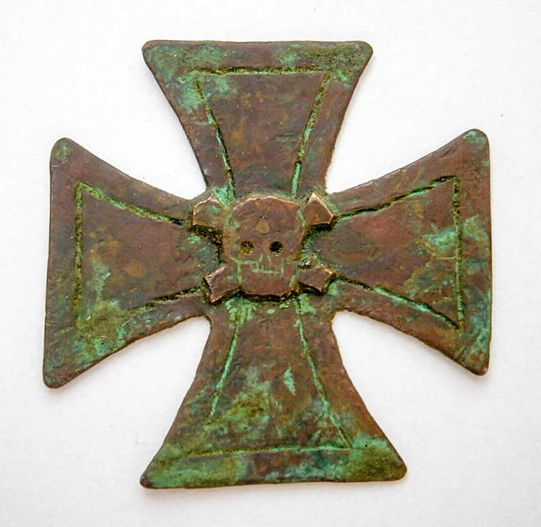 GERMAN WW2 IRON CROSS w. SKULL & BONES: GERMAN WW2 IRON CROSS with SKULL and BONES Trench art. Very nice job. Original, not reproduction. CONDITION: The item is described to the best of our knowledge. Please refer to pictures and email with