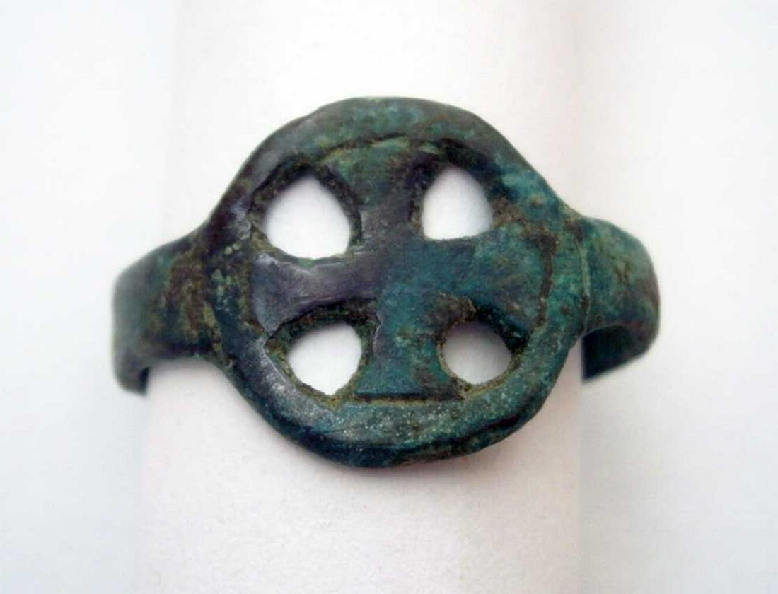 GERMAN WW2 RING w. IRON CROSS: GERMAN WW2 RING with IRON CROSS Very unusual design. Trench art. Original, not reproduction. From real old collection! The item is for historic museum or private collection. CONDITION: The item is des