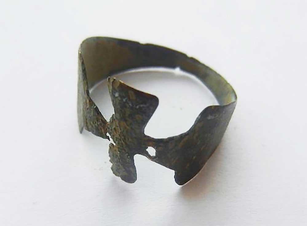 GERMAN WW2 NAZI RING w. IRON CROSS, 1941-1945: GERMAN WW2 NAZI RING with IRON CROSS, 1941-1945 Trench art. CONDITION: The item is described to the best of our knowledge. Please refer to pictures and email with any questions. SIZE: 22 mm. The item 