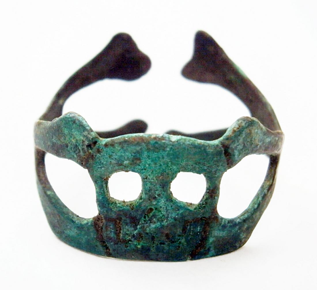 GERMAN WW2 RING w. SKULL & BONES: GERMAN WW2 RING with SKULL and BONES Very unusual design. Trench art. Original, not reproduction. From real old collection! The item is for historic museum or private collection. CONDITION: The item i