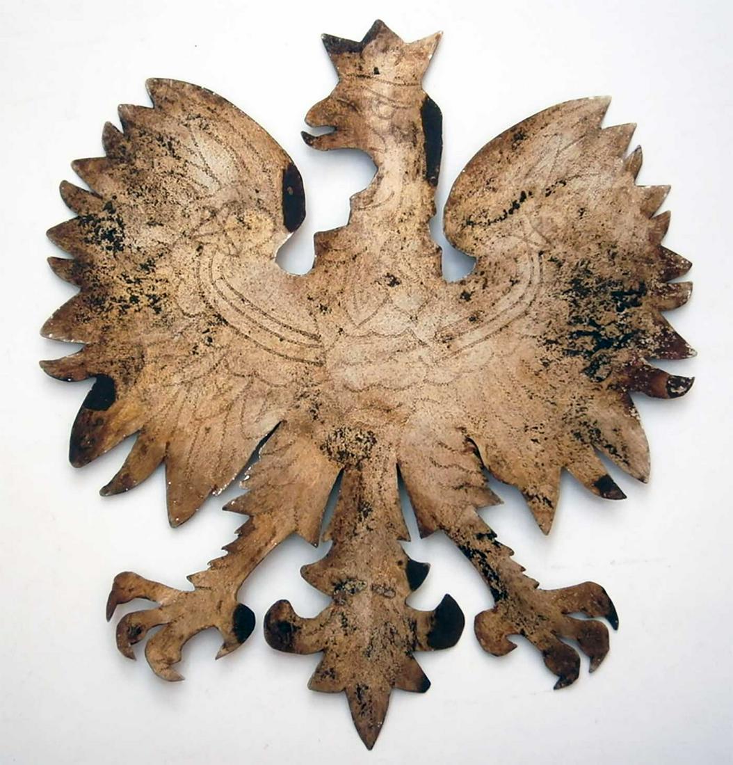 POLISH WW2 WHITE EAGLE COAT of ARMS fr. ARMIA KRAJOWA: POLISH WW2 WHITE EAGLE COAT of ARMS from ARMIA KRAJOWA, 1939-1944 Trench art. Original, not reproduction. LARGE SIZE: 168 x 159 mm. Hand made, aluminum, very nice job. Please note: last image is for s