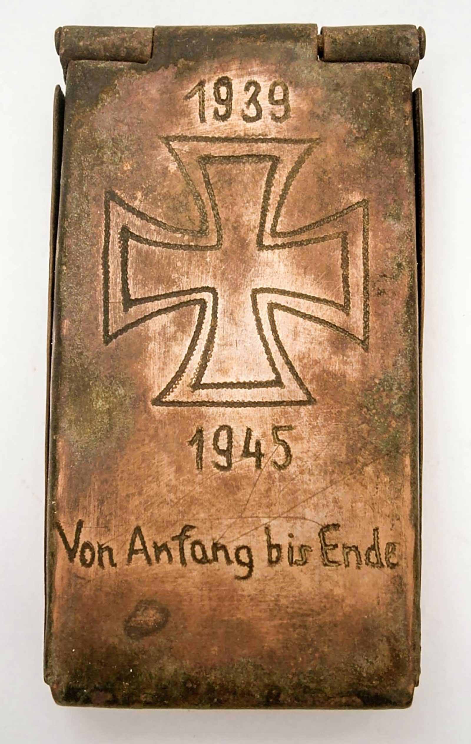 GERMAN WW2 CIGARETTE CASE, VON ANFANG BIS ENDE: RARE GERMAN WW2 CIGARETTE CASE The case has inscription in German: Von Anfang bis Ende ( from the beginning to the end), Iron Cross and date 1939-1945. Trench art. CONDITION: The item is described to 