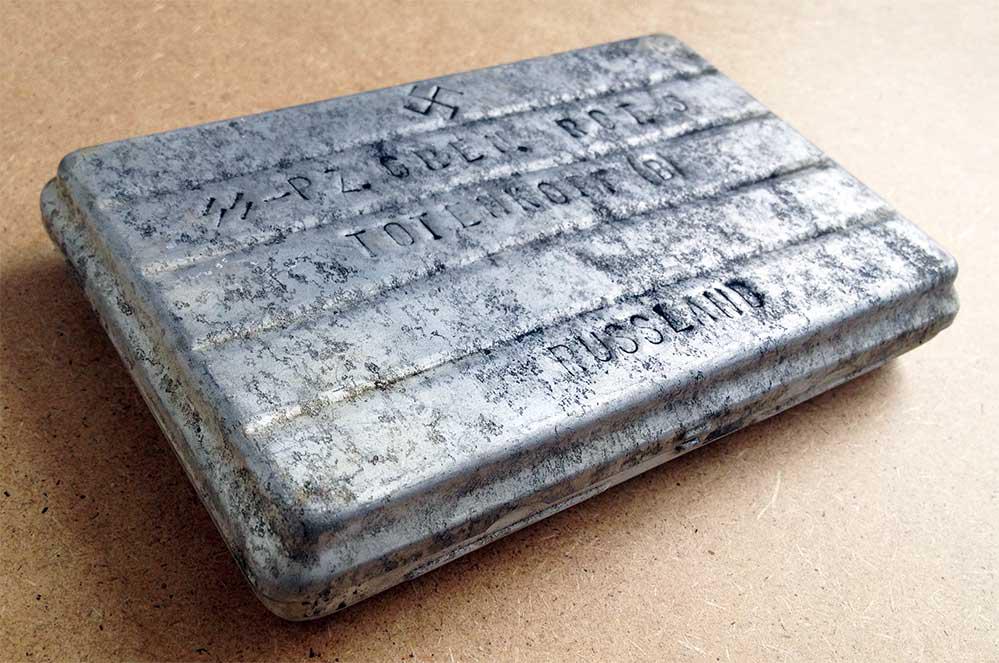 GERMAN WW2 CIGARETTE CASE, PANZER TOTENKOPF REGIMENT 5: VERY RARE GERMAN WW2 CIGARETTE CASE, PANZER TOTENKOPF REGIMENT 5th The case has Inscription in German: PZ, GREN, RGT. 5, Totenkopf, RUSSLAND. Please note: last image is for sample only. ESTIMATE PRICE