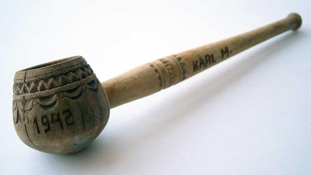 GERMAN WW2 TOBACCO PIPE, OSTFRONT 1942, NAMED: GERMAN WW2 TOBACCO PIPE, OSTFRONT 1942, NAMED Pipe engraved with name: KARL M. Trench art. CONDITION: The item is described to the best of our knowledge. Please refer to pictures and email with any qu