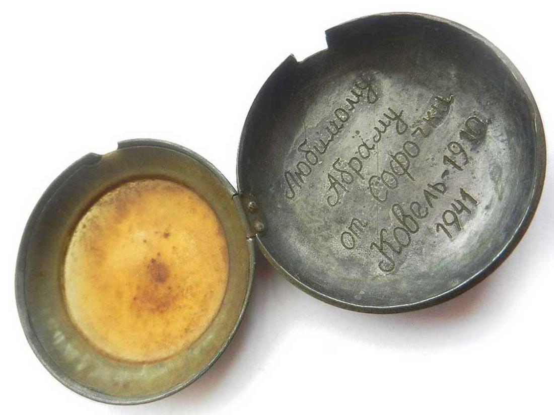 JEWISH WW2 BOX for WATCH UKRAINE 1941: JEWISH WW2 BOX for WATCH UKRAINE, 19.10.1941 from Lemberg CONDITION: The item is described to the best of our knowledge. Please refer to pictures and email with any questions. SIZE: 62 x 20 mm. Please