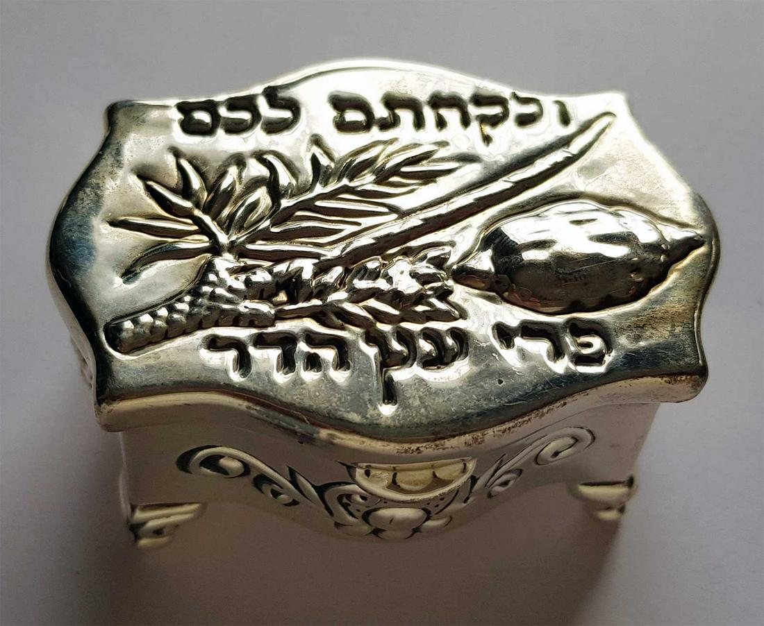 SILVER JUDAICA BOX w. INSCRIPTION on HEBREW: EUROPEAN SILVER JUDAICA BOX with INSCRIPTION on HEBREW The box has 2 maker marks: MW for silvermaster and 925 for silver content. From real old collection! The box made as one piece construction. COND
