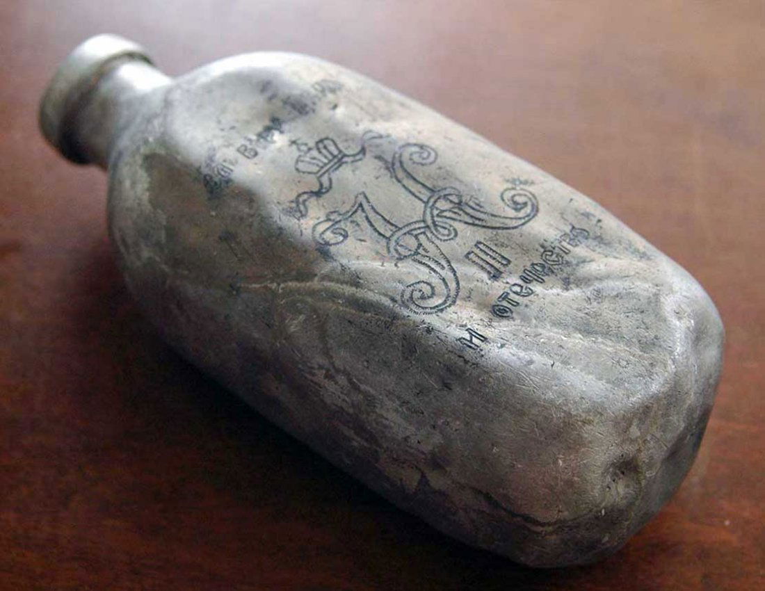 VERY RARE RUSSIAN IMPERIAL FLASK - NIKOLAS II: VERY RARE RUSSIAN IMPERIAL FLASK - NIKOLAS II This nice item is a great addition to any collection or investment portfolio, not just for its brilliant content but also for its popularity with collecto