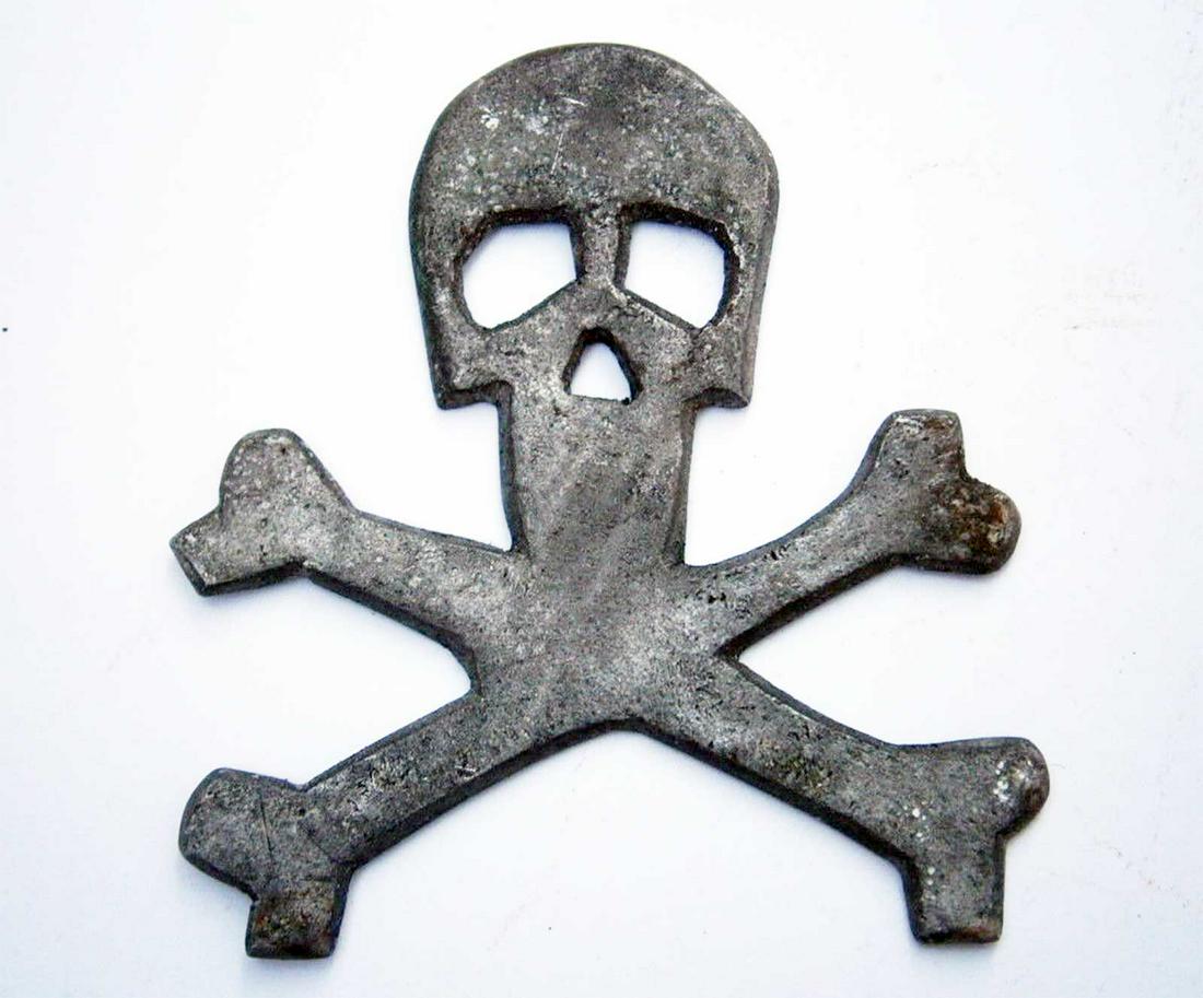 GERMAN WW2 COCKADE w. SKULL & BONES for HELMET: GERMAN WW2 COCKADE with SKULL and BONES for HELMET, 1941-1945 Trench art. This item was obtained from a large old collection in Europe. CONDITION: The item is described to the best of our knowledge. P