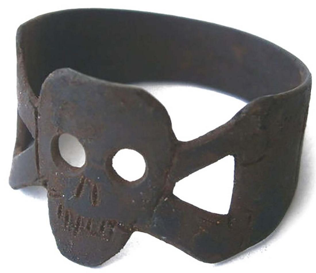 GERMAN WW2 RING w. SKULL & BONES, 1941-1945: GERMAN WW2 RING with SKULL and BONES, 1941-1945 Trench art, 1941-1945. We are selling an old collection of WW1 and WW2 trench art items. CONDITION: The item is described to the best of our knowledge.