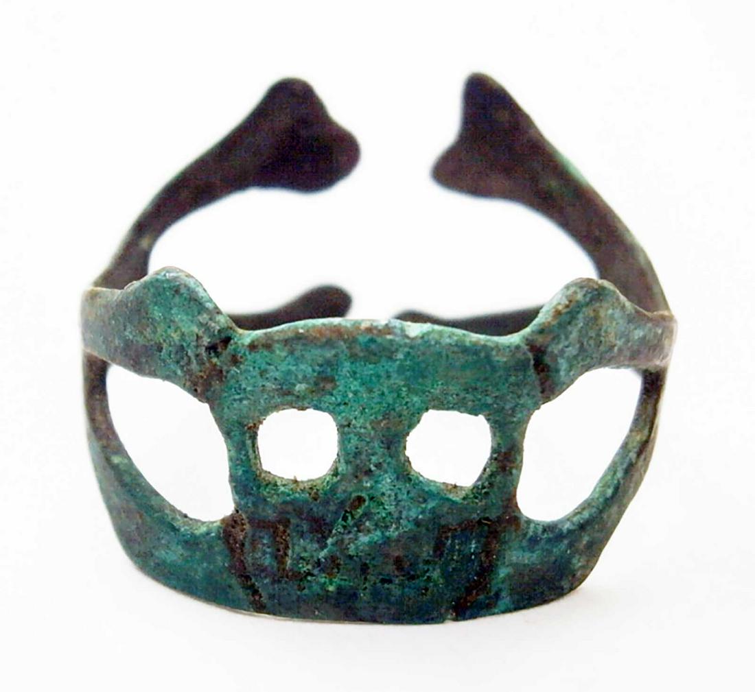 GERMAN WW2 RING w. SKULL & BONES: GERMAN WW2 RING with SKULL and BONES Very unusual design. Trench art. Original, not reproduction. From real old collection! The item is for historic museum or private collection. CONDITION: The item i