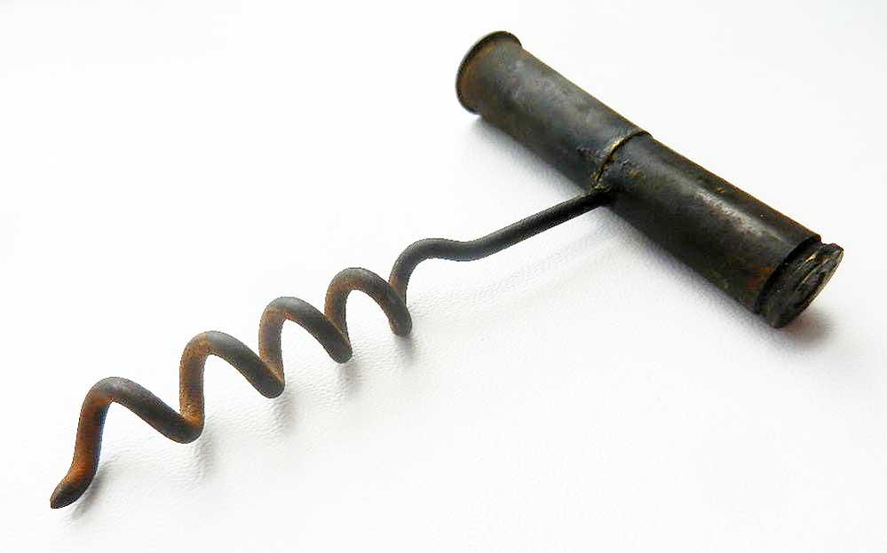 GERMAN WW2 CORKSCREW, MILITARY CARTRIDGE: GERMAN WW2 CORKSCREW, MILITARY CARTRIDGE Trench art. CONDITION: The item is described to the best of our knowledge. Please refer to pictures and email with any questions. SIZE: 90 x 64 x 14 mm. This i