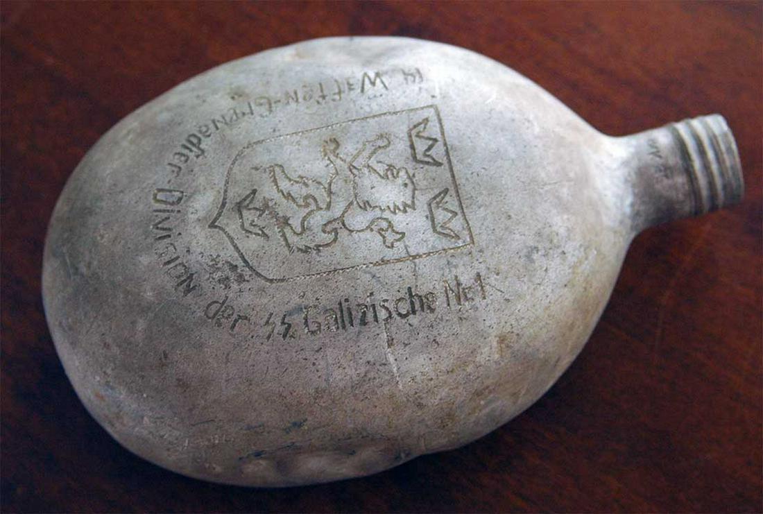 GERMAN WW2 FLASK WAFFEN GRENADIER DIVISION SS: GERMAN WW2 FLASK WAFFEN GRENADIER DIVISION SS GALIZISCHE The flask has an Inscription: Waffen Grenadier Division SS Galizische. Engraving is done using old technique - please look at the images. It is