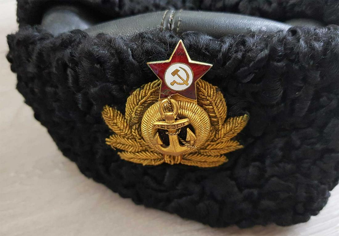 RUSSIAN WW2 NAVY HIGH RANK OFFICER's HAT w. FUR: RARE RUSSIAN WW2 NAVY HIGH RANK OFFICER's HAT with FUR Soviet army Russian Naval Officer genuine fur and leather winter black trapper hat Ushanka earflaps. The hat has a Navy cockade on it. The advant
