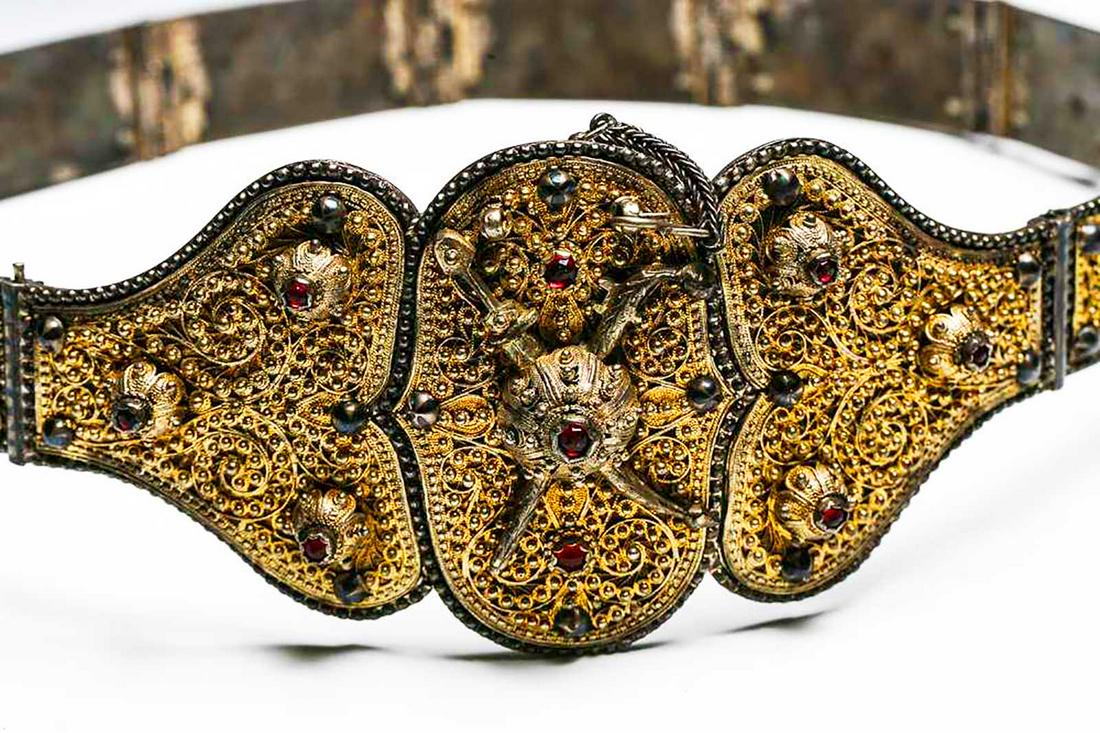 CAUCASIAN GILT SILVER JEWELED WAIST BELT: NICE CAUCASIAN GILT SILVER JEWELED WAIST BELT A superb 19th century silver waist belt, fire gilded and set with red glass-paste gems. Very rich gold colour. Multi-panel hinged belt, composed of 10 par