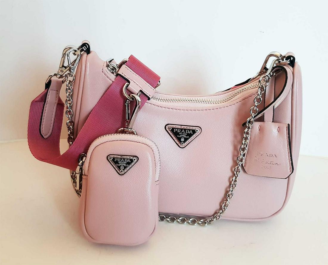 PRADA RE-EDITION SAFFIANO LEATHER BAG: PRADA RE-EDITION 2005 SAFFIANO LEATHER BAG POWDER BEIGE The bag has a removable case and keychain that make it unique and functional. Detachable chain handle. Detachable adjustable 85 cm logo-print wo