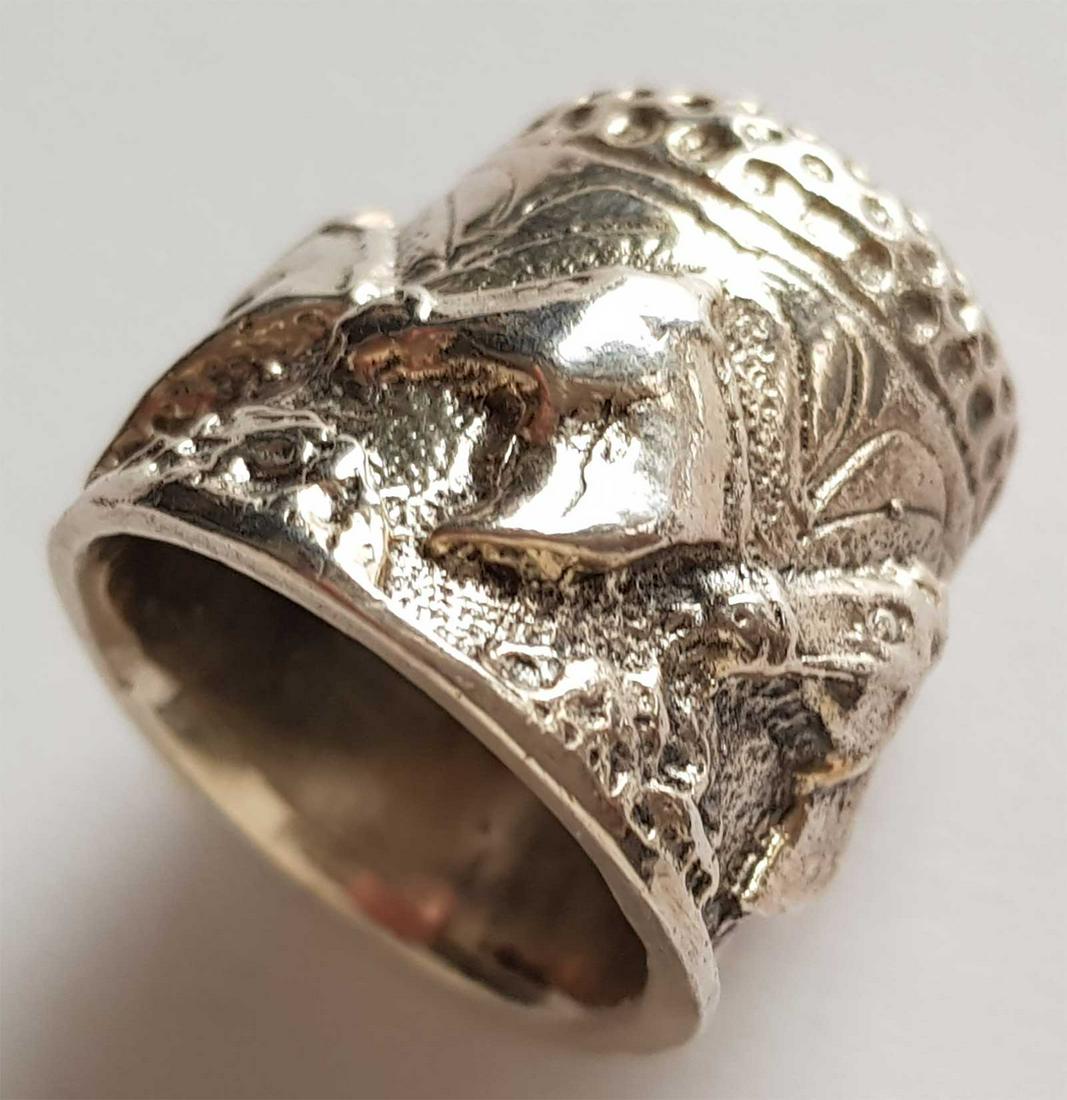 SILVER THIMBLE, COLLECTIBLE and ATTRACTIVE: SILVER THIMBLE, COLLECTIBLE and ATTRACTIVE We are selling a collection of thimbles - please see the image. CONDITION: The item is described to the best of our knowledge. Please refer to pictures and e
