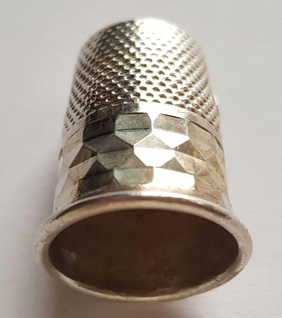 SILVER THIMBLE, COLLECTIBLE and ATTRACTIVE: SILVER THIMBLE, COLLECTIBLE and ATTRACTIVE We are selling a collection of thimbles - please see the image. CONDITION: The item is described to the best of our knowledge. Please refer to pictures and e