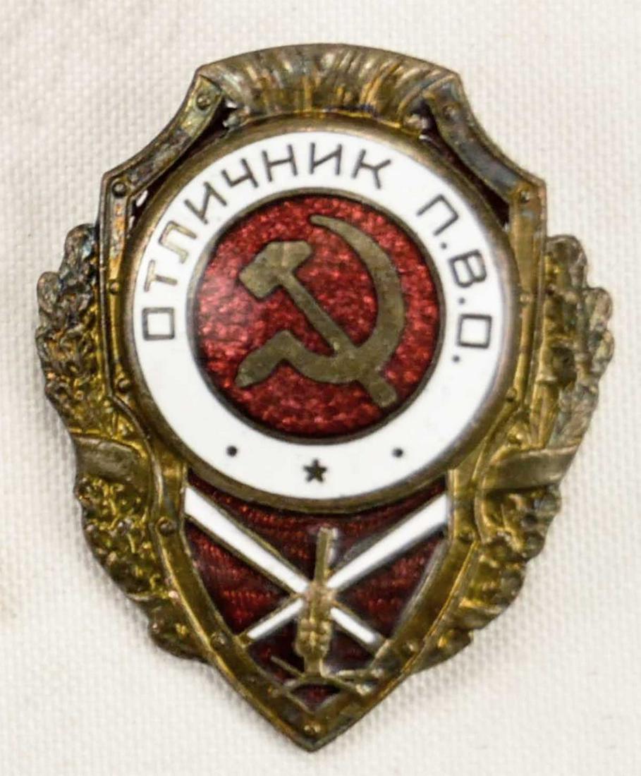 SOVIET MILITARY BADGE for the BEST SOLDIER, 1971: SOVIET MILITARY BADGE for the BEST SOLDIER, 1971 Bronze, enamelled. Very collectible Russian military badge. Gilded, two colors of enamel. Condition is XF. ESTIMATE PRICE: $70 - $100. OFFER: If an ite