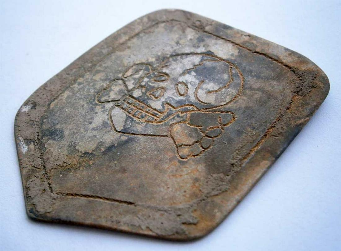 GERMAN WW2 SHIELD w. SKULL & BONES, 1941-1945: GERMAN WW2 SHIELD with SKULL and BONES, 1941-1945 Trench art, 1941-1945. The item is perfect for museum or private collection. Very unusual design. This is a real witness of awful period of history. W