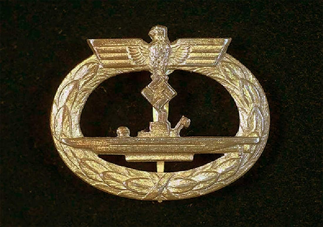 GERMAN WW2 KRIEGSMARINE U-BOAT BADGE, BACQUEVILLE (1 of 11)