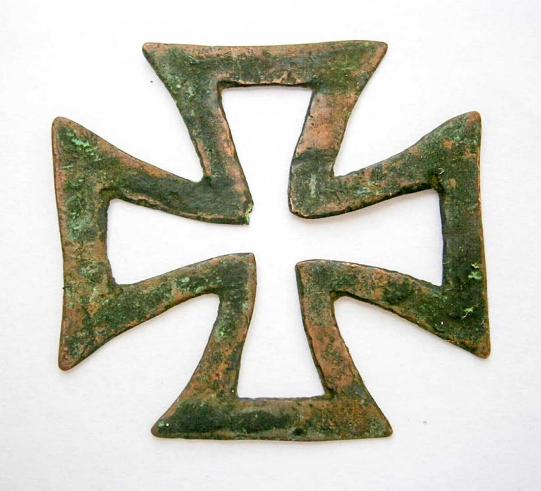 GERMAN WW2 IRON CROSS, 1941-1945: GERMAN WW2 IRON CROSS, 1941-1945 Trench art. CONDITION: The item is described to the best of our knowledge. Please refer to pictures and email with any questions. SIZE: 36 x 35 mm. Very collectible it