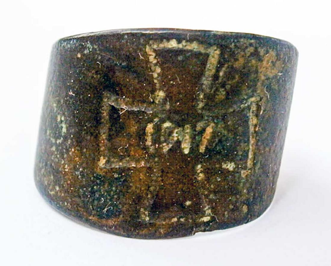 GERMAN WW1 RING w. IRON CROSS, TRENCH ART 1917: GERMAN WW1 RING with IRON CROSS, 1917 Trench art. CONDITION: The item is described to the best of our knowledge. Please refer to pictures and email with any questions. DIMENSIONS: 21 x 21 x 16 mm, ins